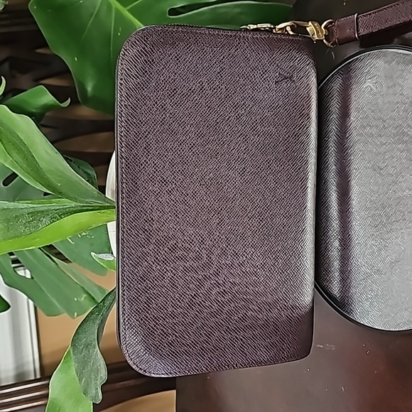 #01410-653 LOUIS VUITTON TAIGA ORSAY CLUTCH